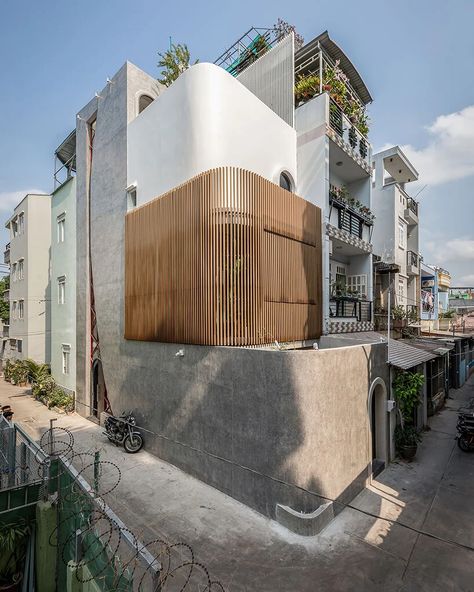 Concrete House Design, Arched Front Door, Compact House, Concrete House, Architecture Photo, Facade Design, Ho Chi Minh, Residential Architecture, Architecture Project