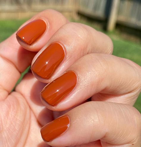 12 of The Best Winter Nail Colors for Fair Skin - Lauren Erro Nail Color Pale Skin, Nail Color For Pale Skin, Nail Colors For Fair Skin, Best Winter Nail Colors, Silver Nail Polish, Winter Nail Colors, Wall Nails, Nude Polish, Fun Nail Colors