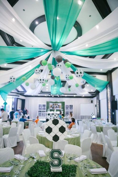 Modern-Soccer-Club-Party-Ceiling-Balloons Club Party Decorations, Club Party Theme, Club Party Ideas, Soccer Centerpieces, Soccer Wedding, Soccer Baby Showers, Soccer Party Decorations, Ceiling Balloons, Soccer Banquet