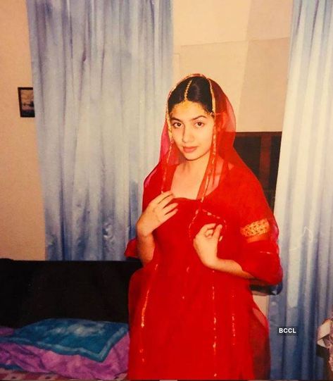 Mahira Khan Old Pictures, Mahira Khan Photos, Mahira Khan Pics, Pakistan Movie, Mahira Khan Dresses, Mahira Khan, Bollywood Outfits, Lifestyle Quotes, Bridal Photoshoot