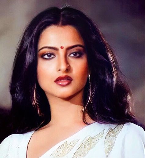 Asian Girl Face Claim, Face Claim For Shifting, Rekha Actress, Bollywood Makeup, Poreless Skin, Retro Bollywood, Lip Combo, Indian Makeup, Vintage Bollywood