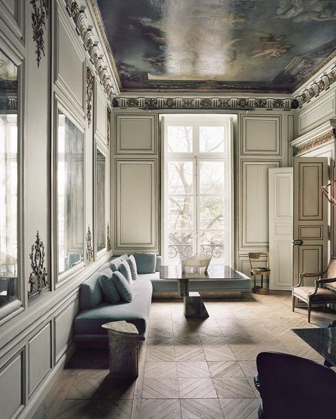 House of Marble on Instagram: “The Parisian home of @pierrehardy and @christopherturnier designed by @vdecotiis 📸 @francoishalard #houseofmarble” Vincenzo De Cotiis, 70s Interior, Italian Interior, Apartment In Paris, Parisian Apartment, Pierre Hardy, Paris Design, Paris Apartments, Wardrobe Doors