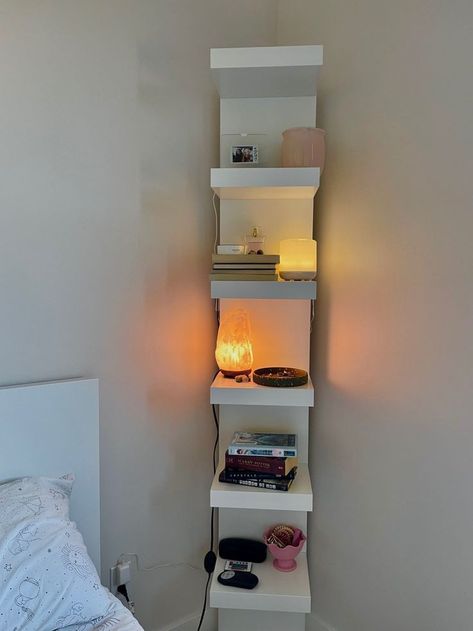 Shelf Rack Ideas Bedroom, Bedroom Ikea Shelf, Room Shelf Decor Aesthetic, Small Room Decor Ideas Minimalist, Room Decor Inspo Wall Shelves, Side Shelf Bedroom, Shelf Wall Aesthetic, Dream Room Inspiration Minimalist, Ikea Shelf Decor Bedroom