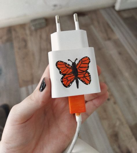 Hand painted butterfly charger Iphone Charger Painting, Diy Charger Art, Painted Charger Cube Ideas, Drawing On Charger, Phone Charger Painting Ideas, Painting On Charger, Paint Charger Cube, Charger Painting Ideas, Cute Charger