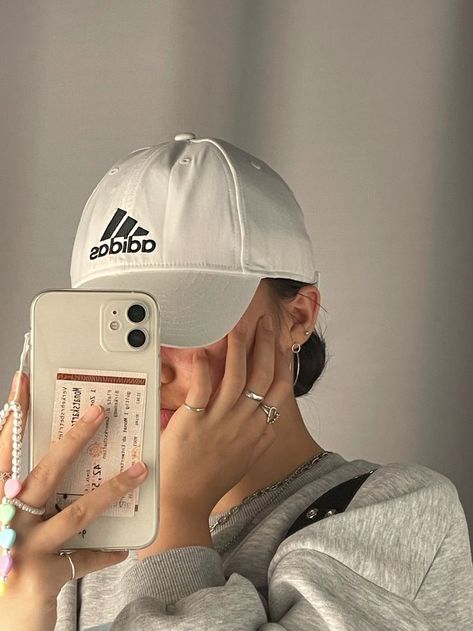 Selfie Ideas With Cap, Cap Pictures Photo Ideas, Cap Selfie Ideas, Iphone Mirror Selfie Aesthetic, Aesthetic Photo Ideas At Home, No Face Selfie, Photo Ideas At Home, Iphone Mirror Selfie, Surreal Images