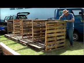 Pallet Stalls For Goats, Pallet Goat Shelter, Goat Stalls, Goat Houses, Pallet Sheds, Goat Playground, Garden Construction, Goat Shed, Livestock Shelter