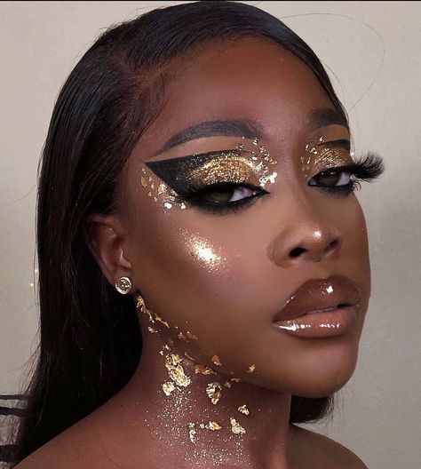 https://www.instagram.com/p/CKEmd5MJeDk/?igshid=y43i2ps6wqzz Black Queen Makeup, Kush Mascara, Gold Makeup Looks, Drag Make-up, Drag Queen Makeup, Gold Eye Makeup, High Fashion Makeup, Drag Makeup, Queen Makeup