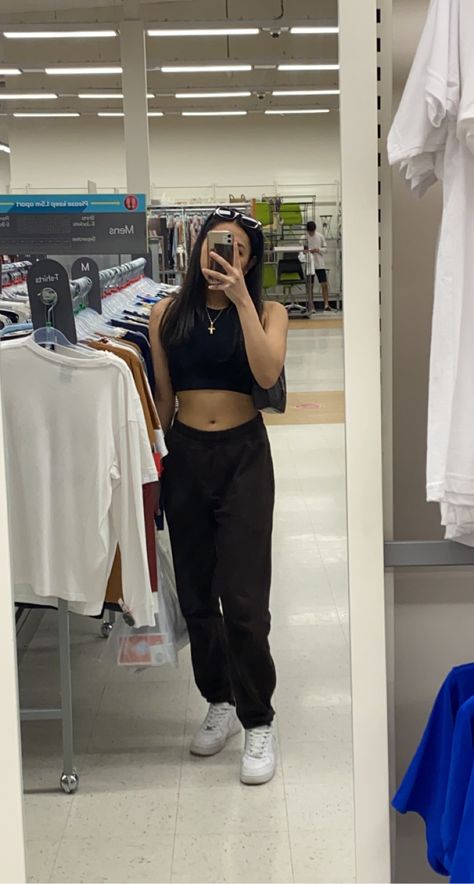 Black Racer Top Outfit, Sweats And Tank Top Outfit, Crop Top And Sweatpants Outfits, How To Style Black Sweatpants, Sweatpant Outfits, Black Top Outfit, Crop Top And Sweatpants, Brown Sweatpants, Black Racer