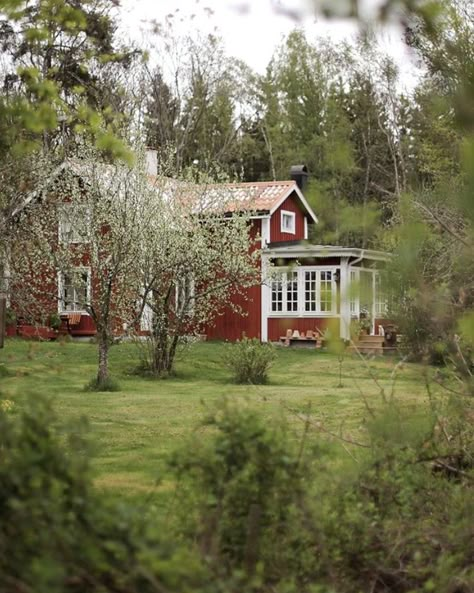 Swiss Country, Swedish Houses, All Roads Lead Home, Swedish Farmhouse, Swedish Interiors, Scandinavian Country, Scandinavian Homes, My Scandinavian Home, Swedish Cottage