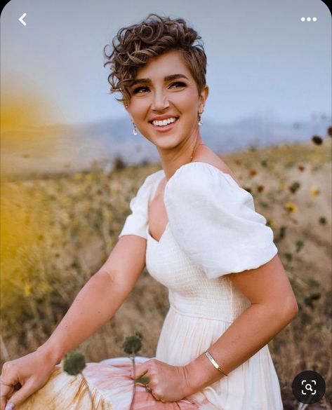 Wedding Updos For Short Hair, Pixie Wedding Hair, Updos For Short Hair, Short Bridal Hair, Short Hair Bride, Chic Short Haircuts, Wedding Updos, Pixie Bob Haircut, Curly Wedding Hair