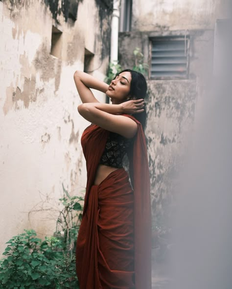 Simple Saree Poses At Home, Artistic Portrait Photography, Saree Poses, Creative Photoshoot Ideas, Indian Photoshoot, Saree Photoshoot, Photography Posing Guide, Saree Models, Photo Pose Style