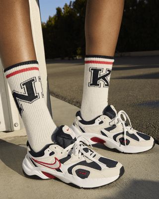 The AL8 is the perfect mix of nostalgia (peep the embroidered Swoosh) and the modern comfort you love. The plush upper combines breathable mesh and a chunky silhouette for a sporty look that's easy to style. Plus, a flexible Waffle sole references retro running shoes while providing the traction you need to go all day. Inspired by the '90s, ready for the future. Shown: Obsidian/Gym Red/Black/White Style: FJ3794-400 Chunky Nike, Retro Running Shoes, Running Shoes Nike, Black White Fashion, Christmas 2024, Sporty Look, White Style, Red And Black, Women's Shoes