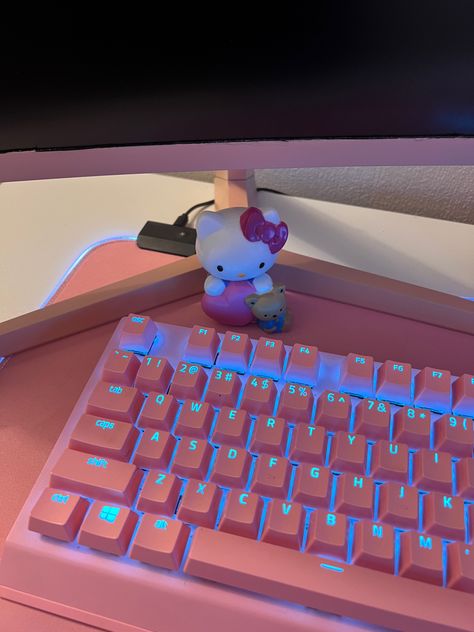 Hello Kitty Desk Setup, Pink Setup Gaming, Hello Kitty Setup, Razor Keyboard, Hello Kitty Gaming, Ps4 Setup, Gaming Desk Decor, Gamer Ideas, Pink Setup