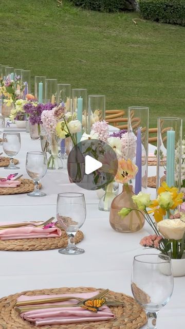 Hawaii Floral Design by Katie Madison on Instagram: "Feeling so GOOD about this gorgeous pastel colored tablescape 😍  Save this for your pastel + eclectic spring time wedding inspo 💕💕💕💕💕💕  Shoutout to my floral fairies @lexiroehr + @madscar17 @donn333lly @loriepaul325 and alllll of the other amazing team members who helped make this entire last weekend a HUGE success ✨ not a once man show and all of you are greatly appreciated. . . . . Planning @thegayagenda.co  Rentals @alohaartisans  Venue @kualoaranch" Pastel Table Setting, Pastel Eclectic, Spring Time Wedding, Pastel Wedding Decorations, Garden Chic, Chic Birthday, Pastel Party, Harvest Table, Pastel Wedding