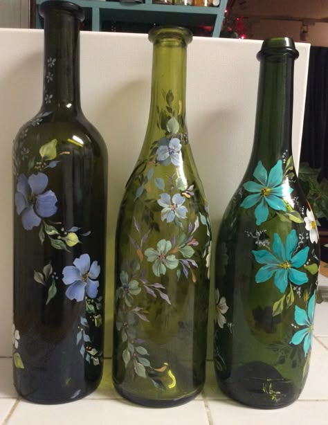 Home Bar Ideas, Painted Wine Bottles, Bar Ideas, Bottle Painting, Dream House Decor, Christmas Day, Bottle Art, Cute Crafts, Wine Bottles