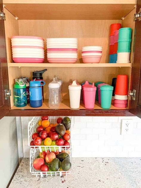 Great organization ideas for kitchen cabinets and cupboards when it comes to kids stuff! Great ideas for storage for kids plates, silverware, sippy cups, and water bottles! #kitchen #organization #kids Organize Kitchen Cupboards, Free Pantry Labels, Organization Goals, Food Organization, Cleaning Cupboard, Kitchen Cupboard Organization, Plate Organizer, Branch Basics, House Organization