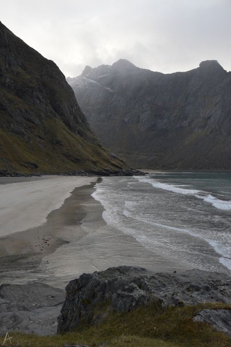 Dark Naturalism, Lofoten Islands, Mountain Photography, Beach Landscape, Landscape Pictures, Beautiful View, Nature Aesthetic, Pretty Places, Belleza Natural