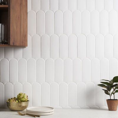 Backsplash And Flooring Combos, Arched Tile Backsplash, Kitchen Backsplash Tilebar, Modern White Kitchen Backsplash Tile, Backsplash Coastal Kitchen, White Kitchen Tiles Wall, White Scale Tile, Art Deco Backsplash Tile, Matt White Backsplash Kitchen