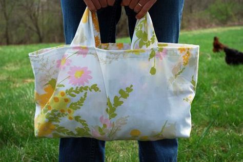 Vintage Pillowcase Grocery Bag, tutorial Pillowcase Bag, Tutorial Ideas, Tote Tutorial, Old Bed Sheets, Totes Ideas, Old Sheets, Bag Tutorial, Sac Diy, Vintage Pillow Cases