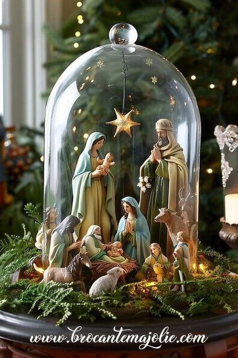 Christmas Dome Displays, Nativity Diy Ideas, Christmas Cloche Ideas, Christmas Shelves, Christmas Centrepiece Ideas, Christmas Cloche, Cloche Ideas, Lantern Christmas Decor, Christmas Table Decorations Diy