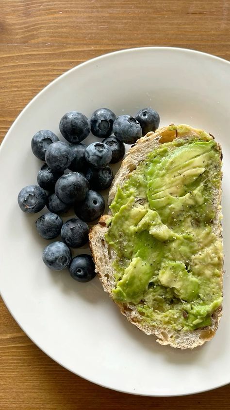 Avocado Recipes Toast, Avocado Breakfast Aesthetic, Eat Healthy Aesthetic, Breakfast Healthy Aesthetic, Avocado Toast Recipe Healthy, Aesthetic Avocado Toast, Food Breakfast Aesthetic, Avocado Toast Aesthetic, Avocado Toast Ideas