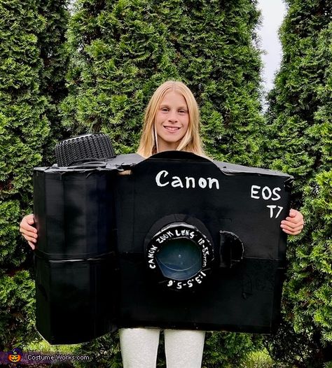 Diy School Halloween Costumes, Film Theme Party Costume, Diy Tv Camera Prop, Diy Movie Camera Prop, Cardboard Camera Diy, Halloween Camera, School Halloween Costumes, Kodak Camera, Homemade Costume