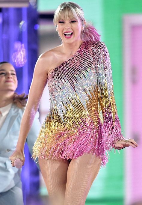 Taylor Swift Performance @ Billboard Music Awards 2019  Taylor Swift , performance , one shoulder dress ,sequin dress, rainbow dress , tassel dress, mini dress , stage costume , pink hair , bbmas 2019 , showstopper, show opener , long sleeve Talar Swift, Pretty Celebs, Famous Females, Getting Over Her, Lover Era, Estilo Taylor Swift, Romee Strijd, Gisele Bündchen, Elsa Hosk