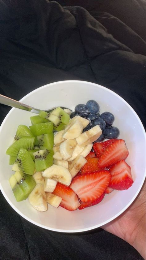 Fruit Bowls Aesthetic, Fruit For Dinner, Fruit For Breakfast, Small Fruit Bowl, Recipes Healthy Snacks, Kiwi Strawberry, Resep Diet, Healthy Food Dishes, Healthy Food Motivation