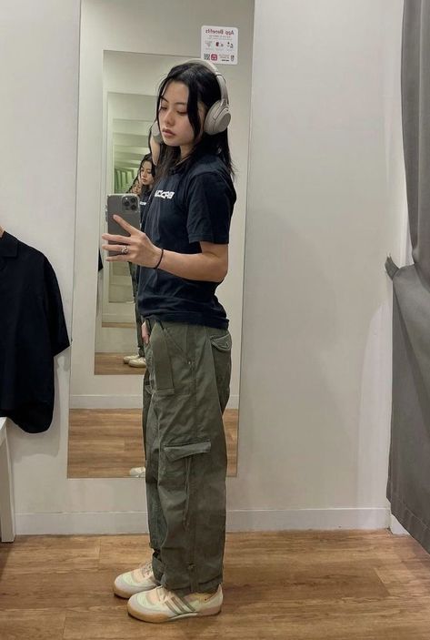 Cute Outfits With Green Pants, Earthtones Outfits Aesthetic, Green Cargo Pants Outfit Summer, Black Longsleeves Outfit, Style Green Cargo Pants, Gray Cargo Pants Outfit, Cargo Outfits, Green Cargo Pants Outfit, Green Pants Outfit