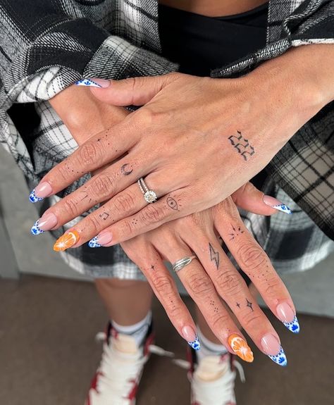 Would you get your hands tattooed? 💖 Haley Bieber Hand Tattoo, Dua Lipa Hand Tattoo, Hailey Bieber Hand Tattoo, Hailey Bieber Finger Tattoo, Hand Tattoos For Women Hailey Bieber, Hailey Beiber Finger Tattoos, Hayley Bieber Finger Tattoos, Dua Lipa Tattoo, Haily Biber Tattoo Hand