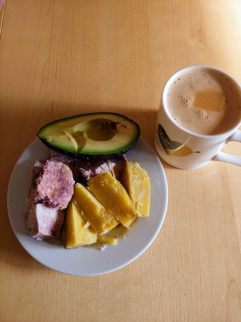 Sweetpotato, arrowroots, avocado and kenyan tea. Kenyan Snacks, Kenyan Food Recipes, Ugandan Food, Kenya Food, Meal Board, African Meals, Kenyan Tea, Cooking Soul Food, Kenyan Food