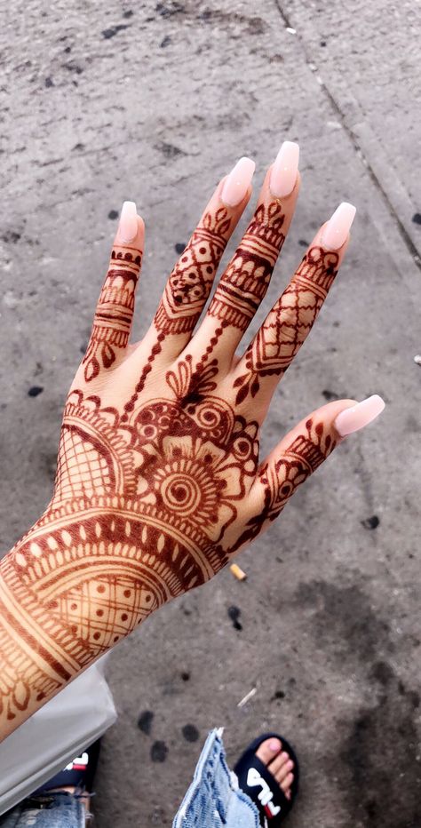 Nails With Henna, Geometric Henna Tattoo, Henna Patterns Hand, Henna Nail Art, White Henna Tattoo, Tattoo Design For Hand, Cute Henna Tattoos, Henna Style Tattoos, Emerald Nails