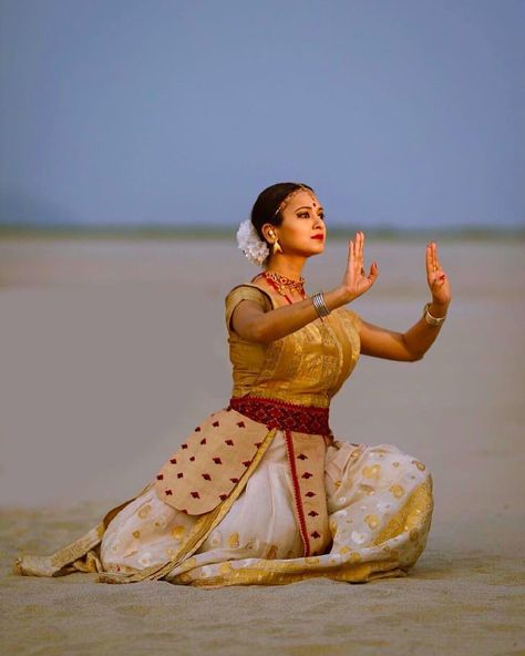 Sattriya dance Sattriya Dance, Indian Dances, Dance Classical, Indian Classical Dancer, Dancing Pose, Sitting Pose, Vision Board Pics, Indian Classical Dance, Classical Dance