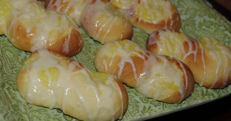 At Easter my mom baked both Paska and these Lemon Buns. These are one of my most favourite yeast breads. The dough is twisted into figure... Mennonite Baking, Succulent Desserts, Lemon Buns, Hutterite Recipes, Amish Dishes, Yeast Buns, Fodmap Desserts, Russian Foods, Lemon Breakfast