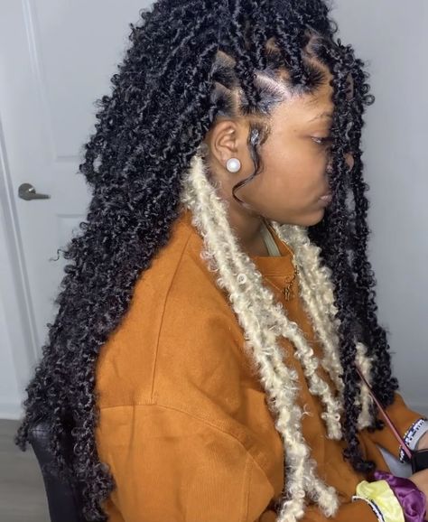 Butterfly Locs With Accessories, Long Butterfly Locs With Color, Colored Butterfly Locs, Butterfly Locs With Color, Fake Locs, Jah Locs, Hair Accessories Braids, Weave Hairstyles Braided, Butterfly Locs