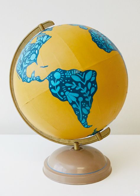 Painted Globe Diy, Globe Upcycle, Globe Painting, Diy Globe, Beach House Decor Living Room, World Globe Map, Spinning Globe, Globe Diy, Elementary Art Rooms