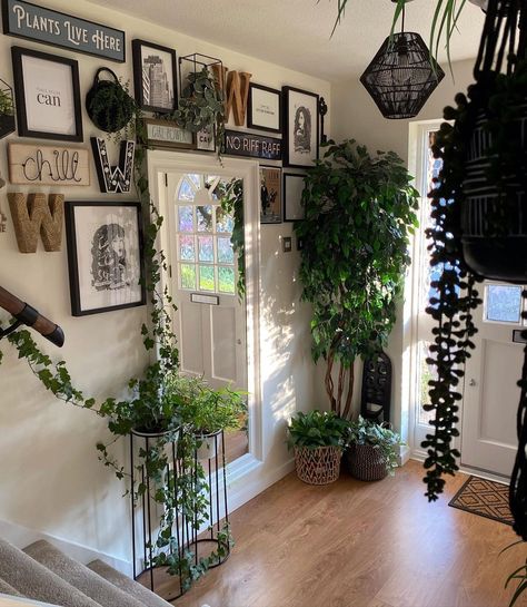 Hallway Aesthetic Apartment, Plant Wall Entryway, Diy Plant Mirror, Entry Hall Ideas, Hallway Plants, Home Entrance Decor, Living Room Remodel, Entrance Decor, Space Decor