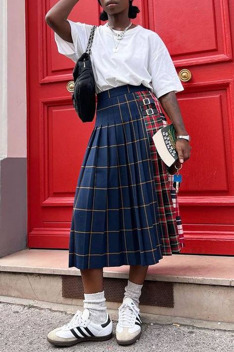 Mode Tartan, Fall Fashion Staples, Kilt Outfits, Fall Staples, Outfit Trends, Outfit Inspiration Fall, A Skirt, Pastel Hues, Outfit Inspo Fall