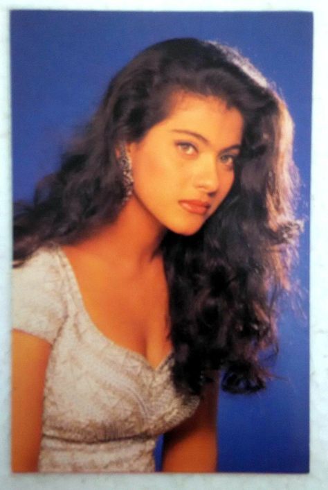 Kajol Devgan, 90s Bollywood Actress, 90s Bollywood Fashion, Bollywood Makeup, 90s Bollywood Aesthetic, Juhi Chawla, 90s Bollywood, Bollywood Outfits, Vintage Bollywood