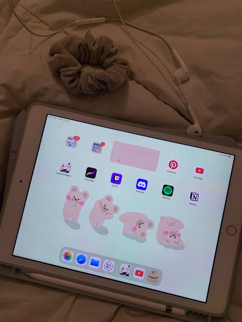 chill night ipad cute aesthetic cozy wallpaper cute kawaii soft inspo ios 14 15 Aesthetic Cozy Wallpaper, Wallpaper Cute Kawaii, Ipad Cute, Cozy Wallpaper, Ipad Inspo, Ipad Lockscreen, Chill Night, Ipad Organizer, Nintendo Switch System