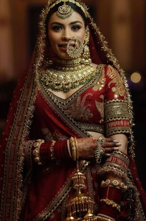 Stunning Indian Jewelry Rajasthani Bride Traditional, Sabyasachi Jewellery Bridal Collection, Latest Indian Bridal Jewelry Sets, Royal Bridal Look Indian, Rajasthani Bridal Look, Sabyasachi Wedding Lehenga, Bride Fashion Illustration, Rajasthani Bride, Latest Bridal Lehenga Designs