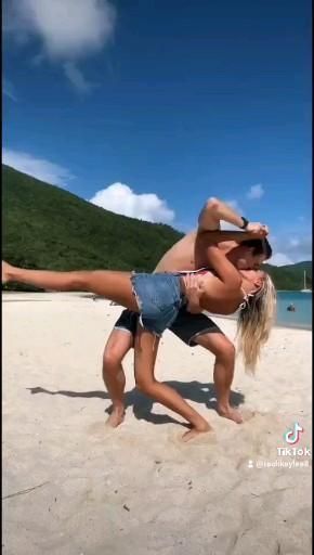 This pin is about a lovely couple being at the beach and they are dancing with each other during a hot summers day at the beach and enjoying the nice weather outside Dances For Couples, Couple Challenge Tiktok, Cute Couple Dance, Couples At The Beach, Couple Video Ideas, Challenge Couple, Challenge For Couples, Questions To Ask A Girl, Couple Challenge