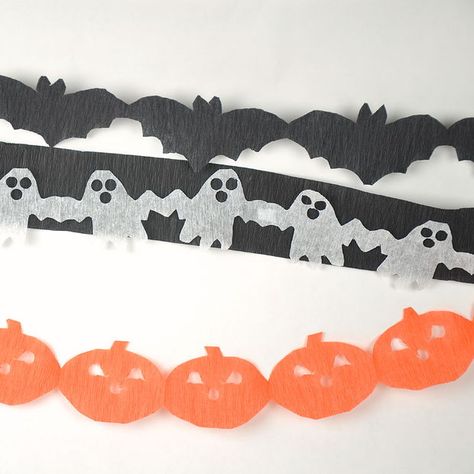 Picture of Easy Halloween Paper Chain Streamers Halloween Paper Chain, Halloween Streamers, Halloween Diy Paper, Diy Streamers, Decorate For Halloween, Halloween Foods, Crepe Paper Streamers, Hallowen Ideas, Birthday Bear