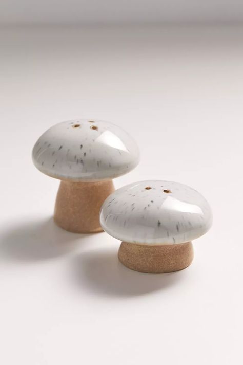 Mushroom Salt, Deco Fruit, Salt N Pepper, Soup Crocks, Cerámica Ideas, Mushroom Design, Salt Shaker, Ceramics Ideas Pottery, Cereal Bowls