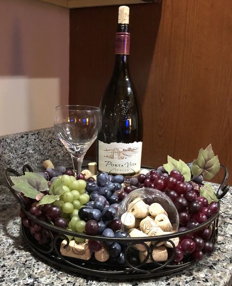 Wine Table Decor Ideas, Italian Style Decorating Ideas, Wine Theme Kitchen Ideas, Tuscan Apartment Decor, Tuscan Centerpiece Ideas, Italian Kitchen Decor Tuscan Style, Tuscan Table Decor, Tuscany Patio, Rustic Tuscan Decor