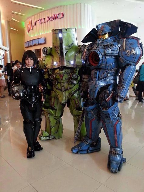 Why couldn't we have school plays like this?  (watch the video). Cherno Alpha, Pacific Rim Jaeger, Batman Christian Bale, Armadura Cosplay, Comic Con Cosplay, Epic Cosplay, Batman Begins, Madame Tussauds, Creative Costumes