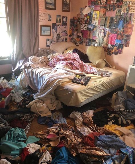 Messy Room Aesthetic, Messy Clothes, Messy Bedroom, Unmade Bed, Messy Bed, Messy Closet, Messy Room, Teen Room, Bedroom Aesthetic