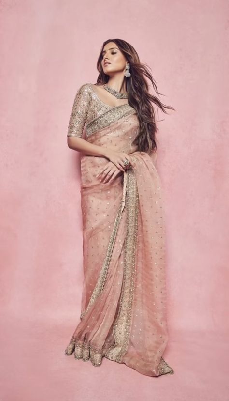 Pink Saree Engagement Look, Samantha Saree Look, Pastel Bridal Saree, Saree For Sisters Wedding, Reception Saree For Bride Sister, Reception Outfit For Bride Sister, Bridesmaid Saree Look, Wedding Lehenga For Brides Sister, Bride Sister Dress Indian