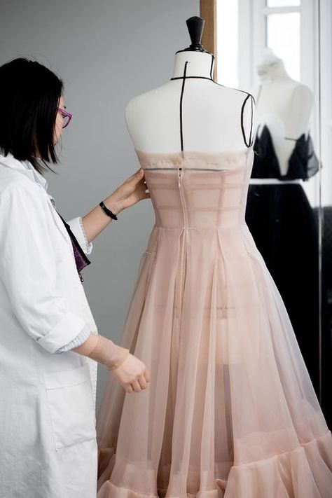 Dior Couture Gowns, Pleated Tulle Dress, Fashion Cocktail Dress, Dress Fashion Design, Clothing Construction, Dior Atelier, Dior Skirt, Haute Couture Dress, Bridal Party Dress