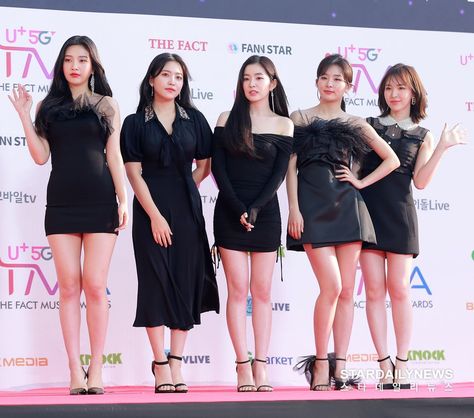 Red Velvet Red Carpet, Blackpink Red Carpet, Carpet Outfits, Flirty Outfits, Group Pic, Red Carpet Outfits, Velvet Fashion, Asian Outfits, Press Photo